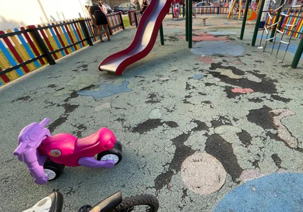 Un deteriorado pavimento de caucho de un parque infantil de Cádiz.