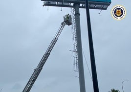 Vídeo:  los bomberos de San Fernando acuden rápidamente porque una escalera se estaba cayendo en Bahía Sur