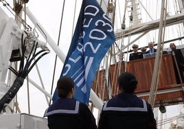 El buque escuela 'Juan Sebastián de Elcano' iza la bandera del Proyecto Seabed 2030 de Naciones Unidas