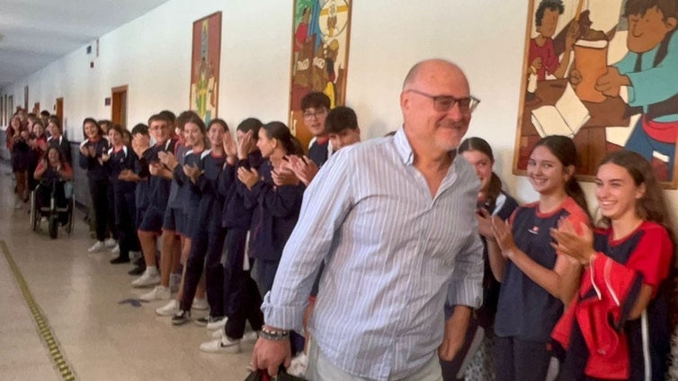 Emotiva despedida del colegio Salesianos de Cádiz a su querido profesor Rafael Burgos: «¡Gracias por tanto!»