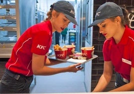 KFC busca trabajadores para su nuevo local en Cádiz con salarios hasta de 1.500 euros al mes