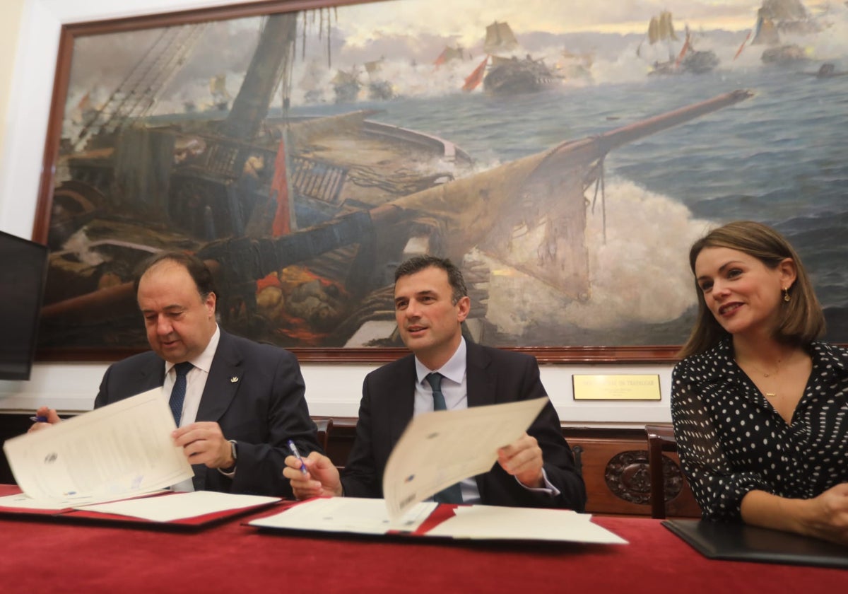 El alcalde y el rector de la UCA firmando el convenio de colaboración para el Congreso Internacional del Carnaval, junto a Beatriz Gandullo.