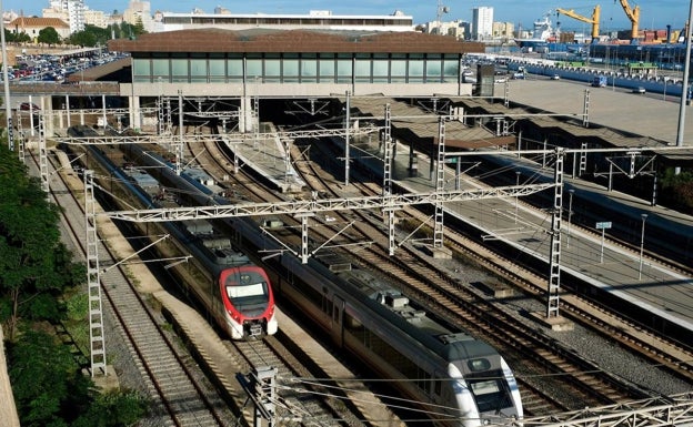 Dos trenes fuera de la estación de Cádiz.