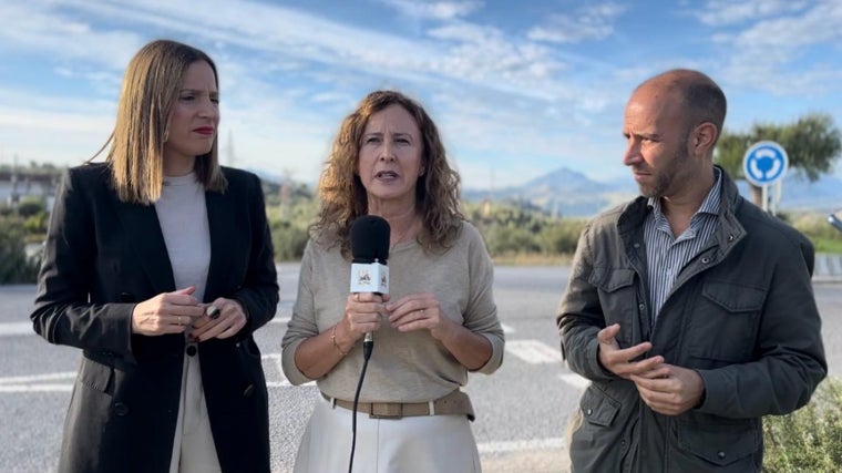 La alcaldesa de Olvera, Remedios palma, reclama a `pie de carretera el desdoble