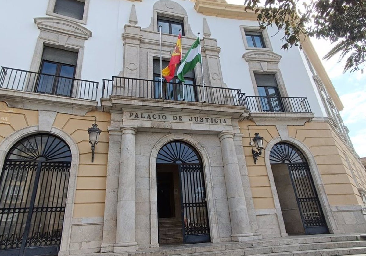 Fachada de la Audiencia en Cádiz.