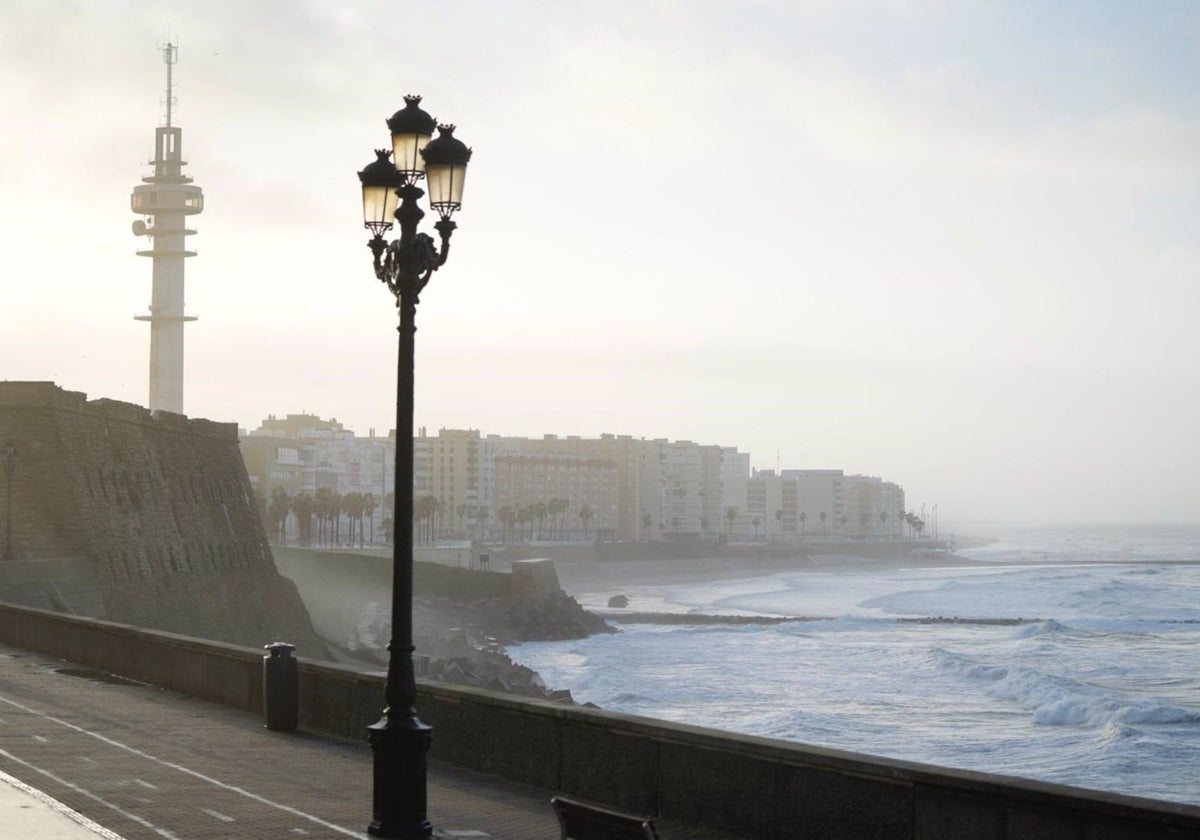 Cádiz, en alerta amarilla por por oleaje debido al fuerte viento de levante