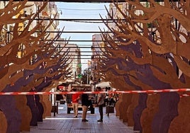 La calle Luna de El Puerto se llena con los fantasmagóricos árboles del bosque encantado