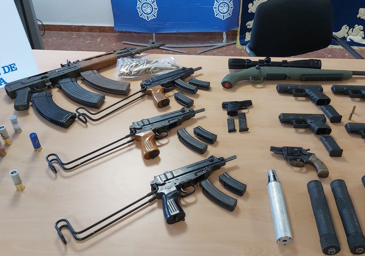 Armas incautadas por la Policía que estaban escondidas en una casa de Chipiona.