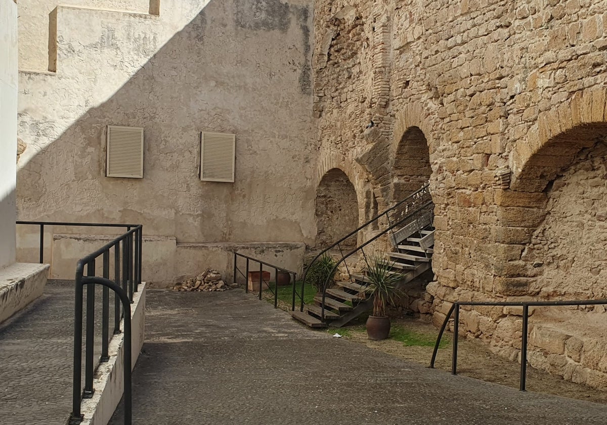 Estado actual del clausurado patio medieval, tras la realización de las labores de limpieza y desbroce.