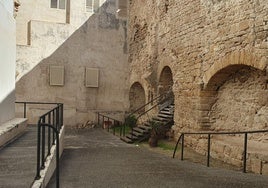 El conjunto histórico del Arco de los Blanco de Cádiz por fin es objeto de una limpieza exhaustiva