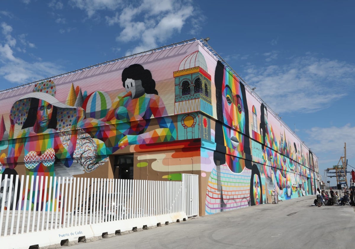 El mural ocupa dos fachadas del almacén número uno del muelle Alfonso XIII del Puerto de Cádiz.