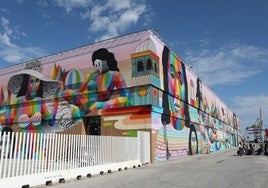 Okuda San Miguel:  «Enamorarme de Cádiz ha hecho que de repente plasme arquitecturas en el mural que nunca había hecho»