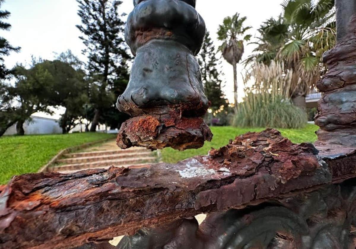 El lamentable estado que ofrece el cerramiento del Parque Genovés desde hace años.