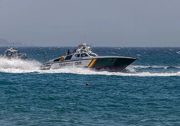 La Guardia Civil intercepta un barco cuando maniobraba con una narcolancha en el Guadalquivir