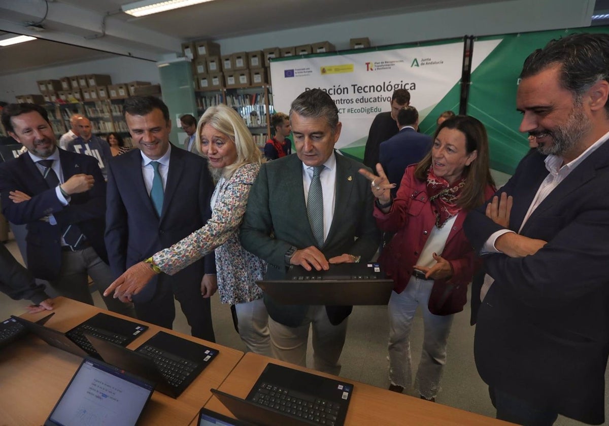 Los consejeros de la Presidencia, Interior, Diálogo Social y Simplificación Administrativa, Antonio Sanz, y de Desarrollo Educativo y Formación Profesional, María del Carmen Castillo, entregan material digital en el Cornelio Balbo de Cádiz.