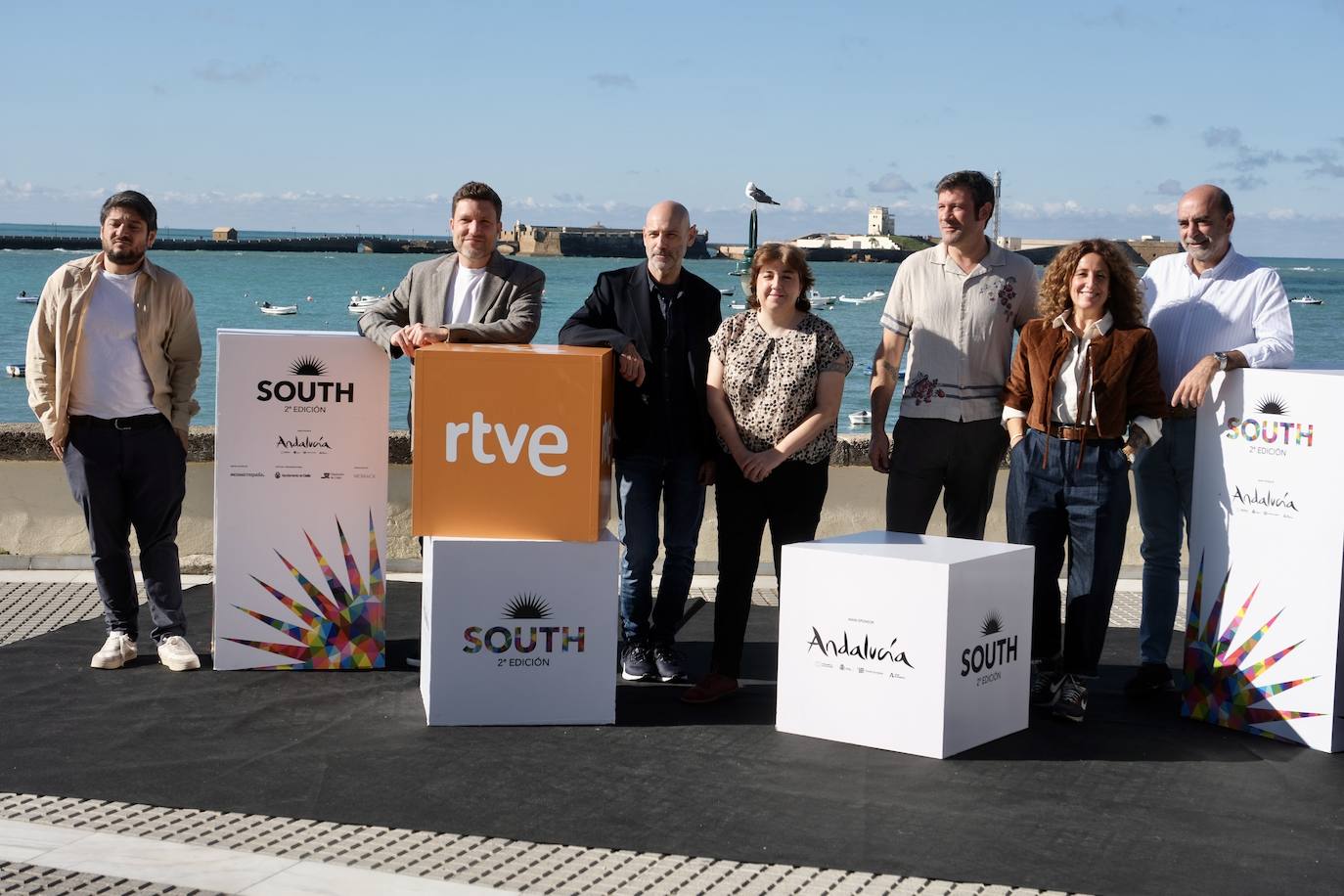 Fotos: rostros muy conocidos en el photocall en La Caleta de este domingo