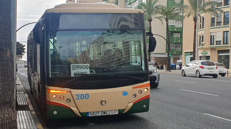 Huelga de autobuses en Cádiz: colas, servicios mínimos y más viajeros para los taxis