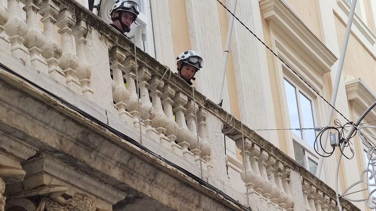 Cae un balaustre del balcón de la Cámara de Comercio de Cádiz