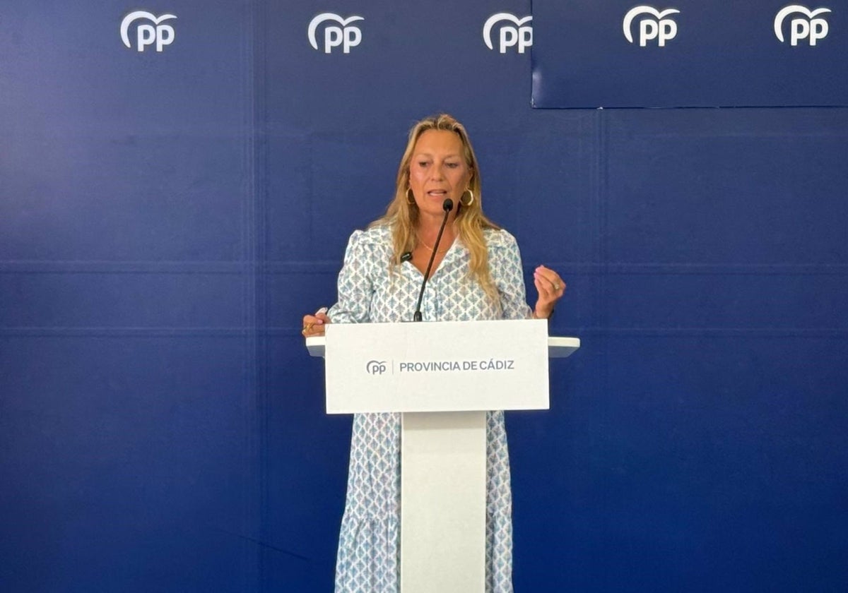 La diputada nacional del PP de Cádiz, Macarena Lorente, en rueda de prensa.