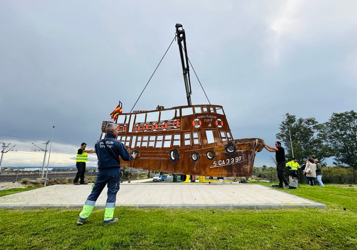 El Puerto homenajea al Vaporcito en la rotonda de Valdelagrana.