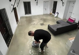 La intensa lluvia inunda el centro de Cádiz y obliga a bomberos y vecinos a achicar agua