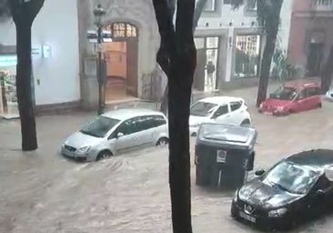 Las intensas lluvias inundan el centro de Jerez y arrastran contenedores por las calles