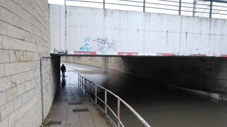 El túnel de la estación convertido en un río.