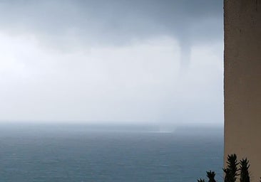 Una manga marina irrumpe en la playa Victoria de Cádiz