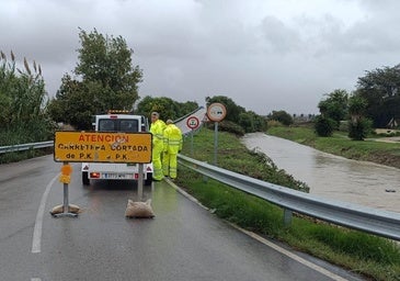 Se desborda el arroyo del Judío en Villamartín, muy crecido por las fuertes lluvias en la Sierra de Cádiz y la campiña