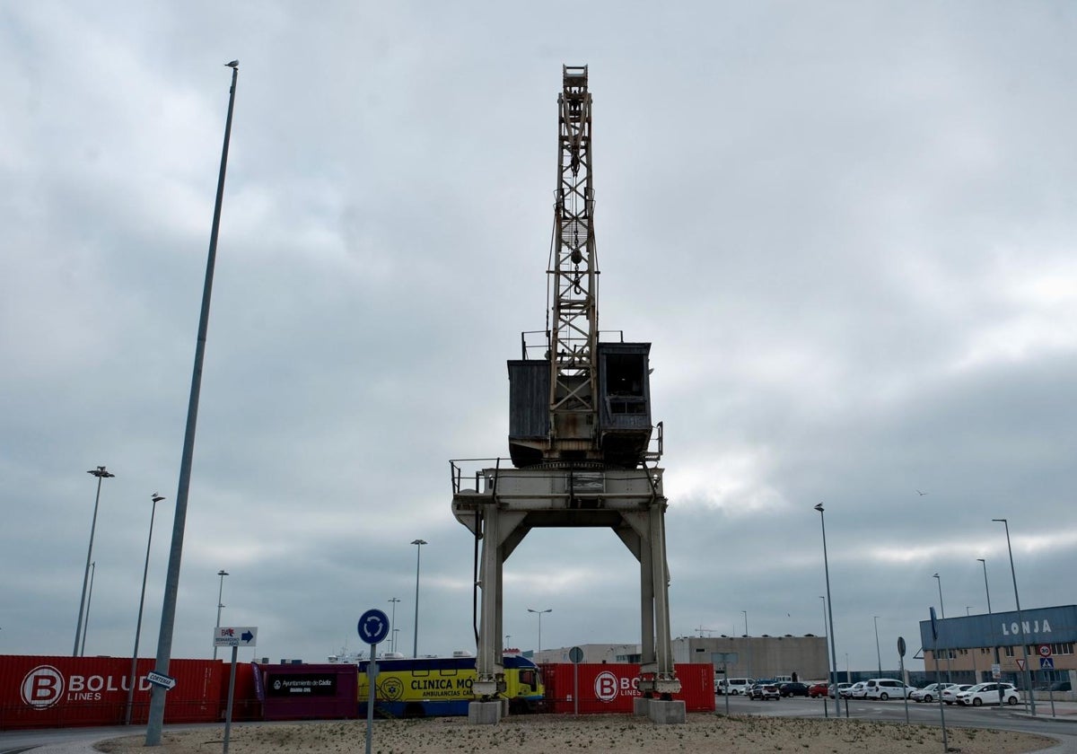 La grúa se erige como monumento en el puerto de Cádiz.