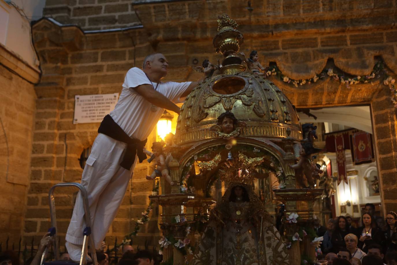 Fotos: La Virgen de La Palma recorre las calles de Cádiz