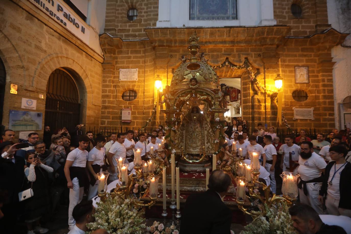 Fotos: La Virgen de La Palma recorre las calles de Cádiz