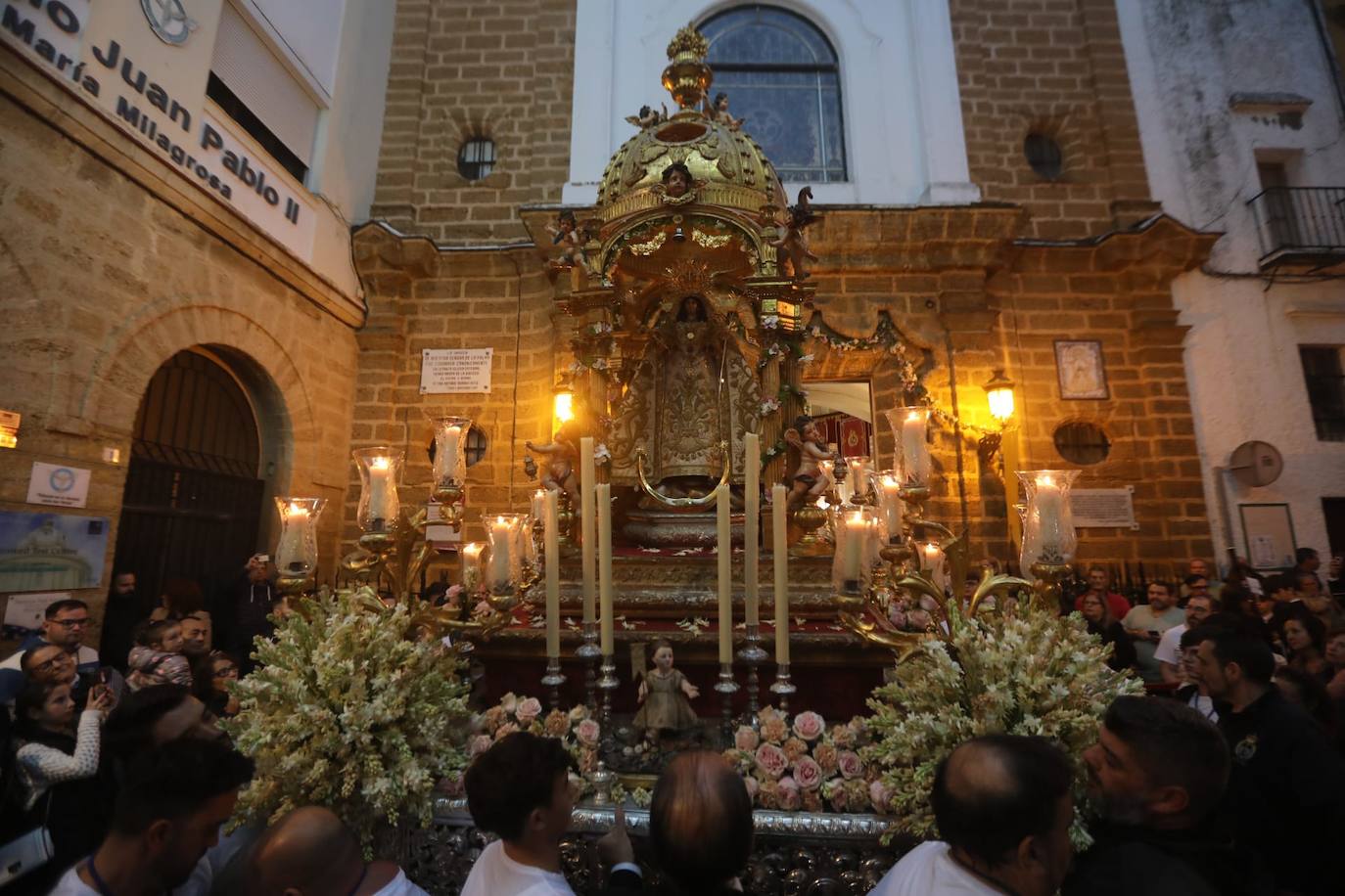 Fotos: La Virgen de La Palma recorre las calles de Cádiz