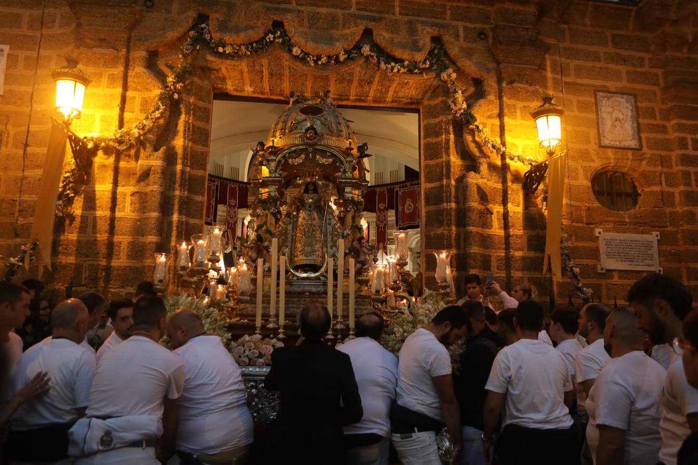 Fotos: La Virgen de La Palma recorre las calles de Cádiz