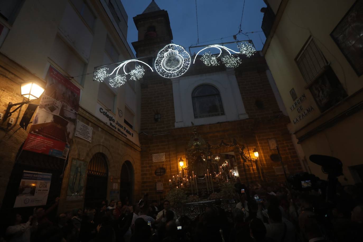 Fotos: La Virgen de La Palma recorre las calles de Cádiz