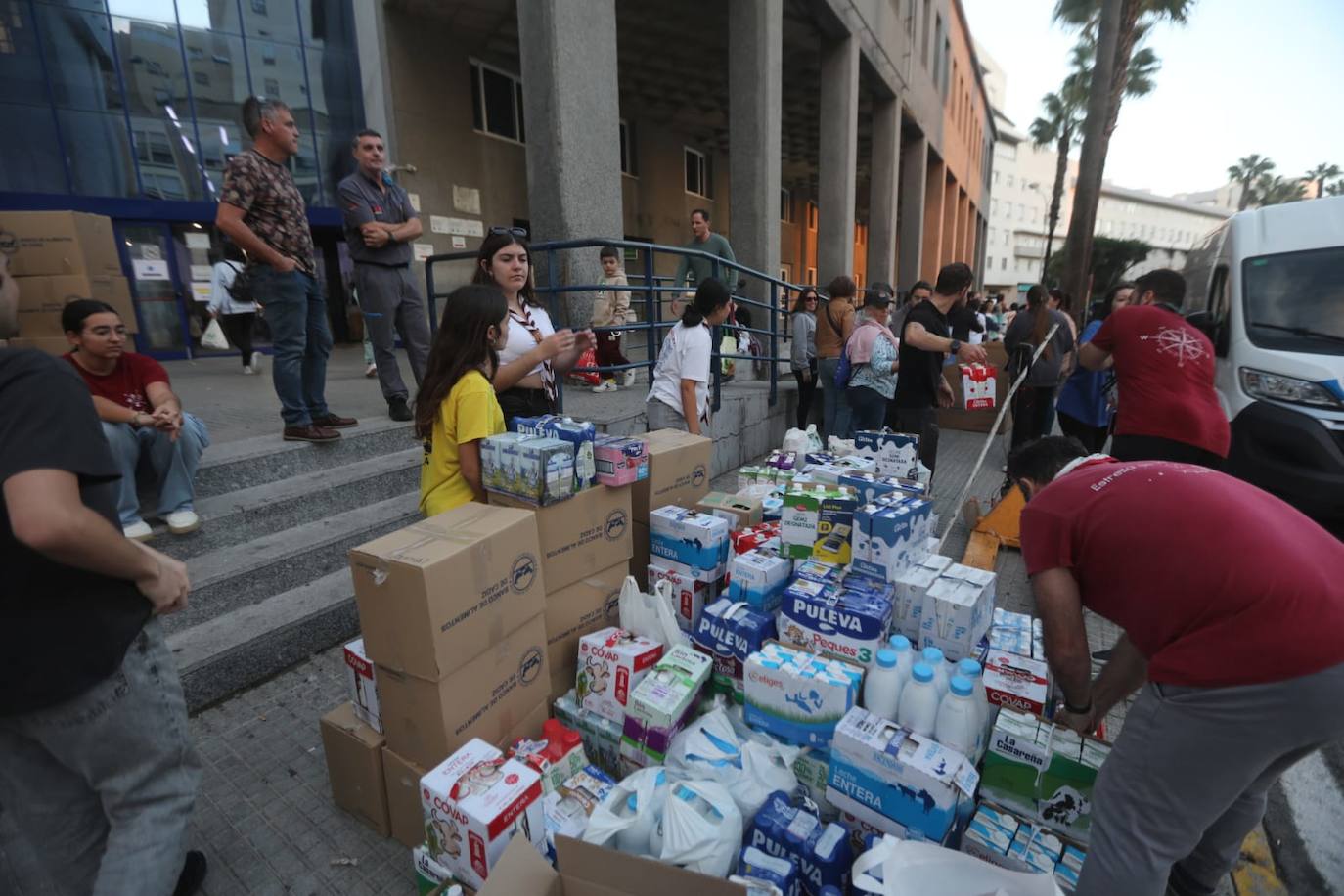 Fotos: Cádiz vuelve a mostrar cara más solidaria con ayuda para los afectados por las riadas de Valencia