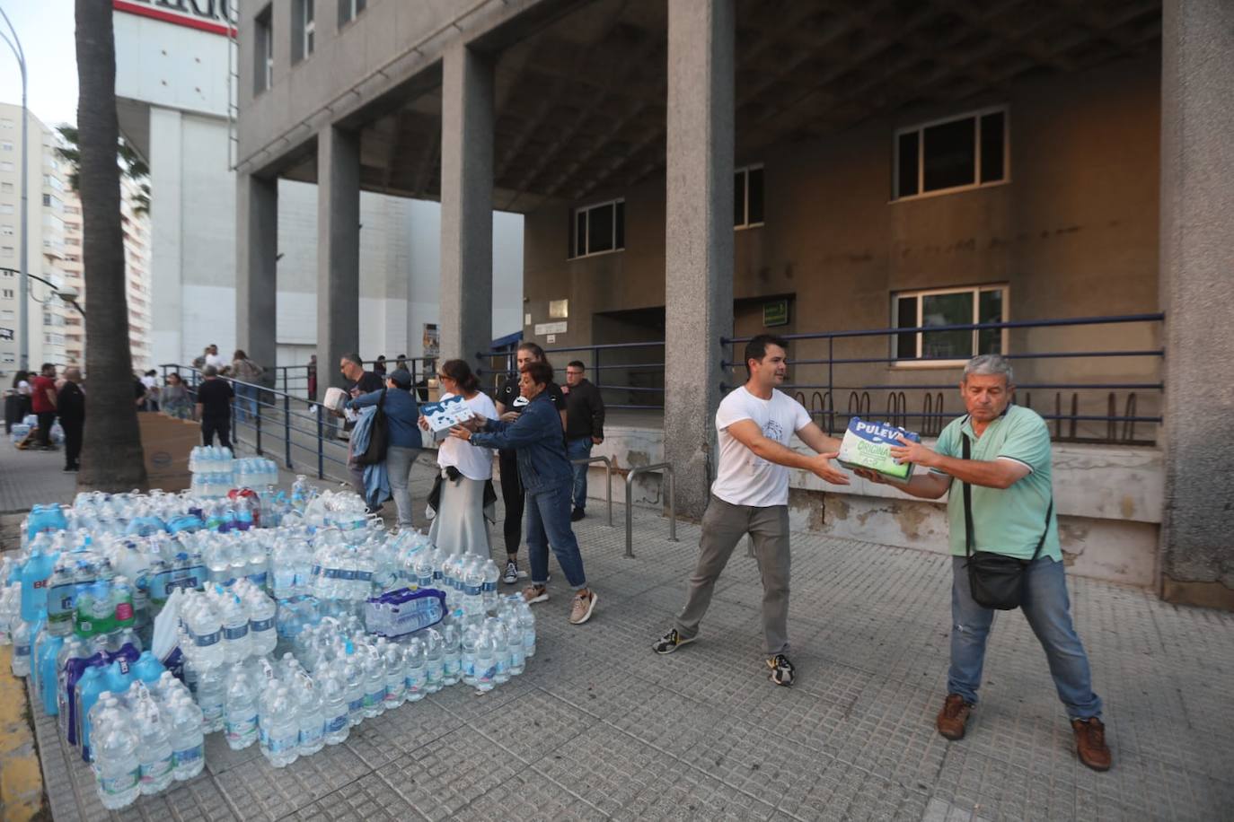 Fotos: Cádiz vuelve a mostrar cara más solidaria con ayuda para los afectados por las riadas de Valencia