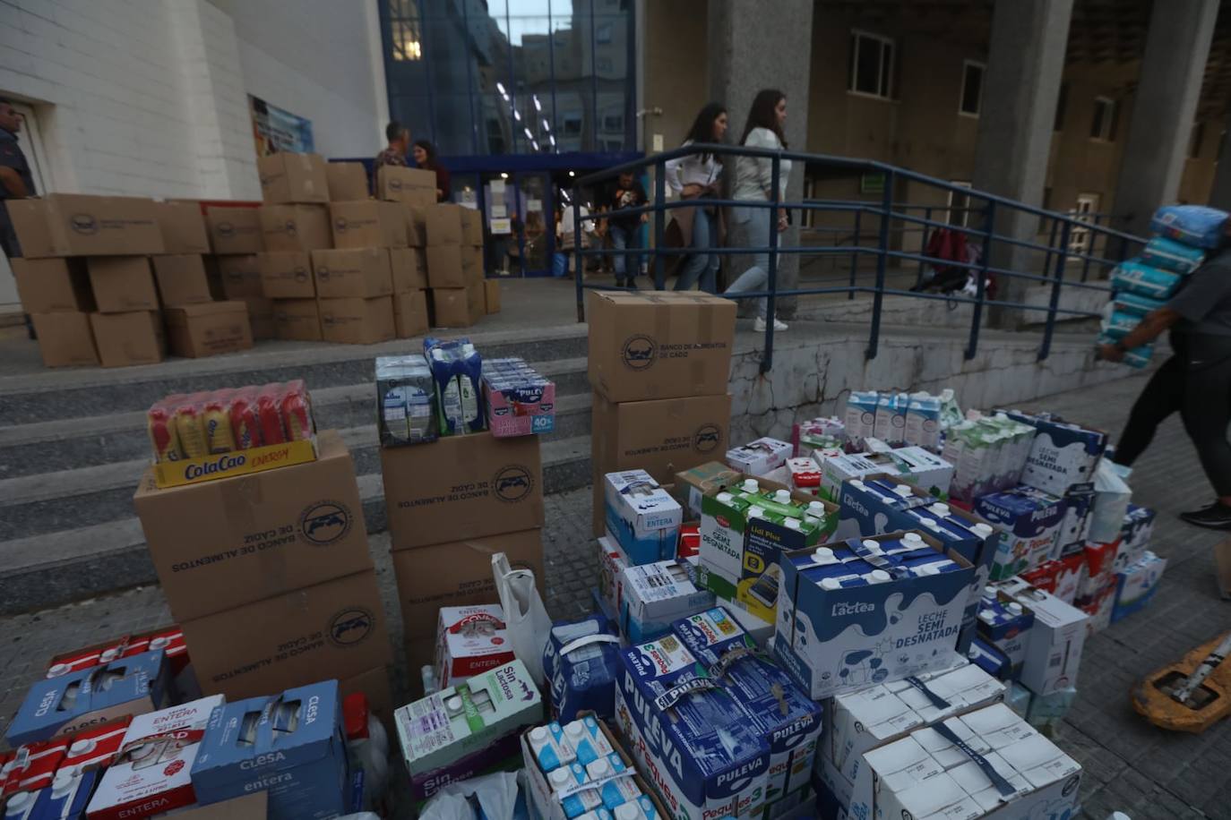 Fotos: Cádiz vuelve a mostrar cara más solidaria con ayuda para los afectados por las riadas de Valencia