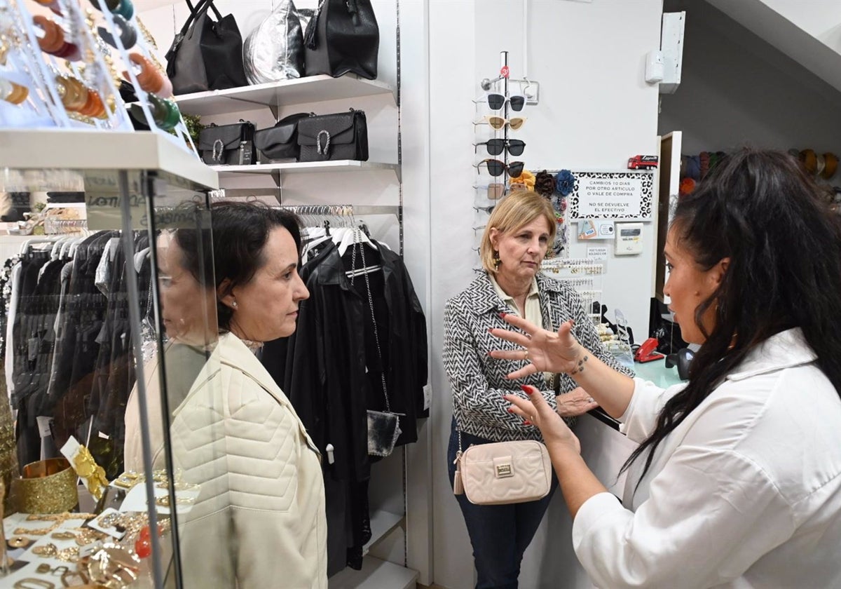 La alcaldesa de Jerez de la Frontera (Cádiz), María José García-Pelayo, este sábado en su visita a comercios de las calles más afectadas