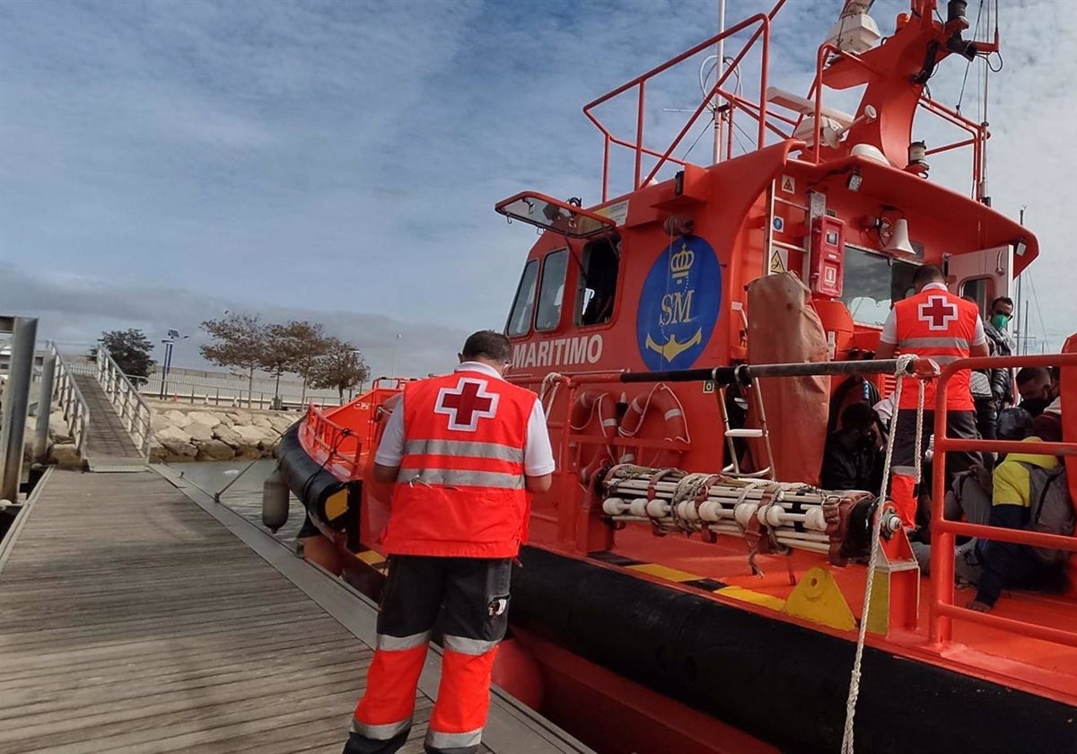 Salvamar Suhail en el instante previo al desembarco de 23 varones rescatados al oeste de cabo Roche