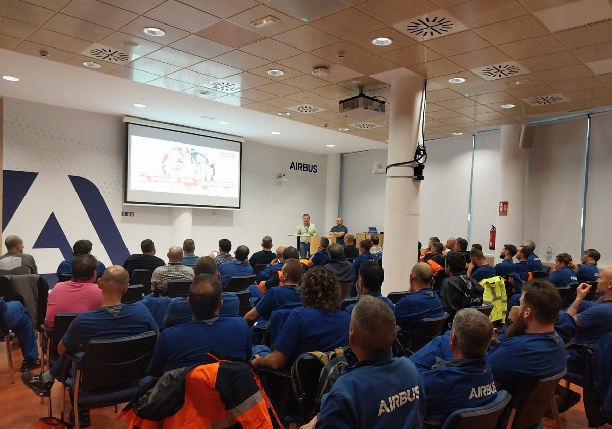 Momento de la asamblea de trabajadores en la factoría de Airbus en El Puerto