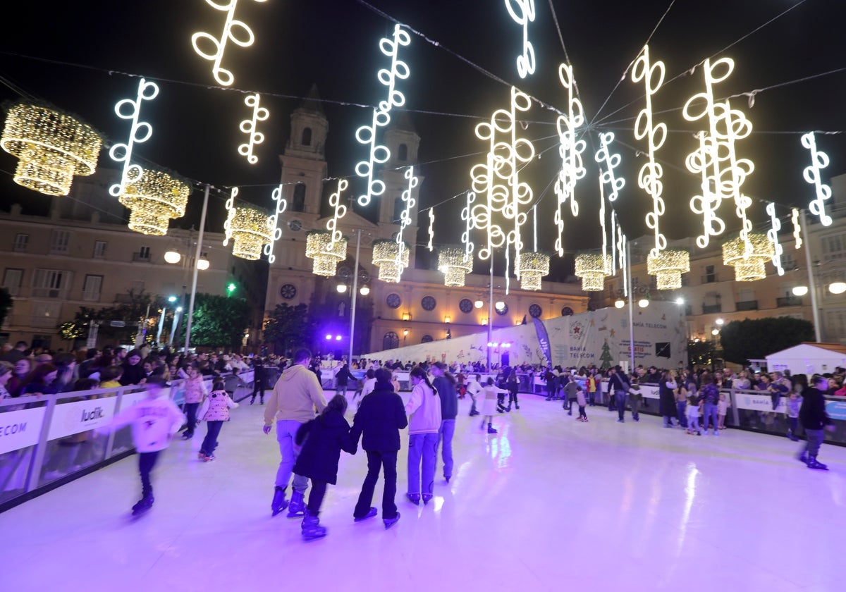 Inauguración del alumbrado de Navidad y de la pista de hielo el pasado año en la plaza de San Antonio.