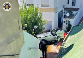 Un coche se sale de la vía y cae por un terraplén de unos 6 metros en Jerez