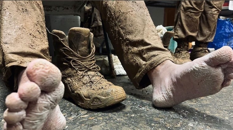 Fotografía de los pies de un voluntario tras ayudar en las labores de limpieza en Valencia.