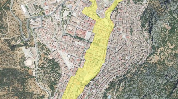 Imagen después - Zonas inundables (zona amarilla) de Ubrique y el crecimiento de construcciones a su alrededor en el año 1956 y en la actualidad.