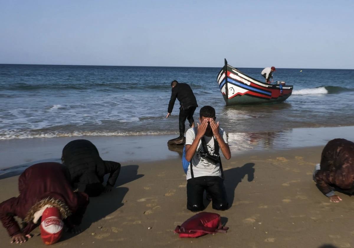 Un grupo de migrantes llegan a la playa de Cortadura (Archivo)