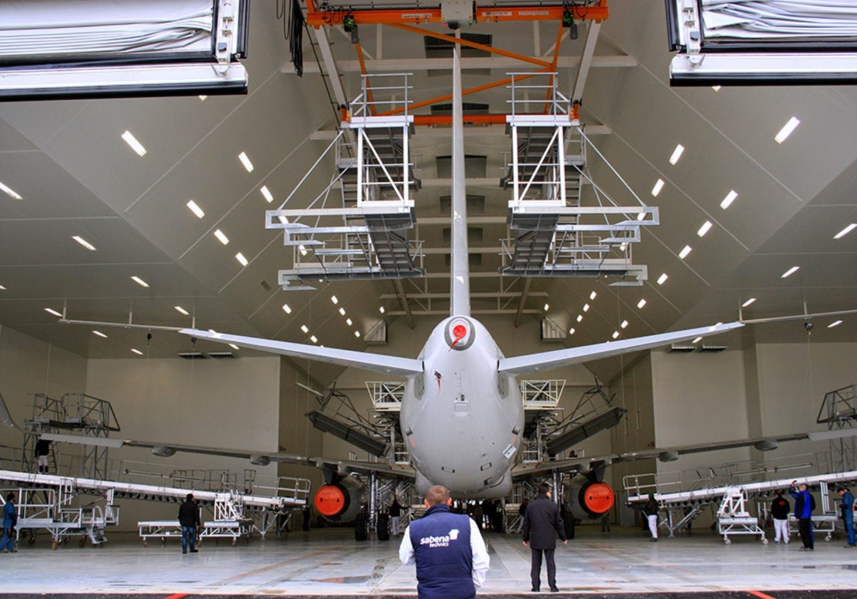 Imagen de un taller de aviones donde se realizan trabajos de pintura