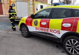 Evacuado al hospital un hombre de 81 años por inhalación de humo tras un incendio en un piso de Jerez