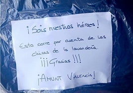 El bonito gesto de una lavandería con los bomberos gaditanos desplazados a Valencia: «¡Sois nuestros héroes!»