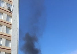 Incendio en El Puerto: un coche sale ardiendo en Valdelagrana